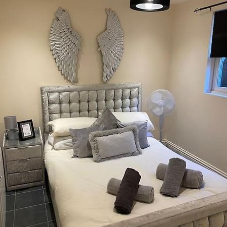 Flat 3 Meadow View Cozy Getaway Apartment Hurst Exterior photo